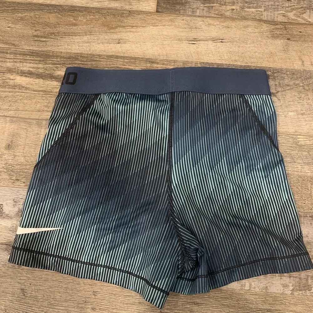 Nike Pros Bundle - Picture 3 of 16